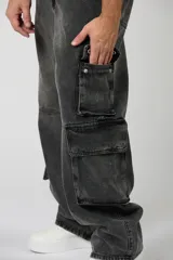 Jean baggy cargo color gris oscuro, con múltiples bolsillos laterales y diseño amplio de corte recto.