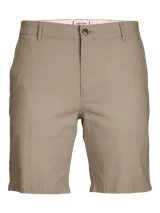 Short chino de corte regular, color beige, con cierre de cremallera y botón frontal. Cuenta con bolsillos laterales y trabillas para cinturón.