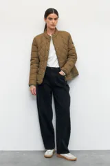 Pantalón de jean negro de corte ancho tipo boyfriend, tiro alto y confeccionado en algodón.