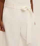 Pantalón largo de corte ancho, color blanco, con lazo en la cintura.