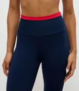 Legging deportiva Get Over de tiro alto, color azul marino con detalle de cintura elástica en color rojo. Confeccionada en tejido de microfibra elástica.