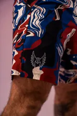 Short de lycra con estampado abstracto en colores azul, rojo, blanco y negro.