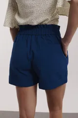 Short color beige con cintura elastizada, bolsillos laterales y ruedo con dobladillo.