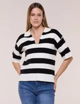Buzo de tejido de punto con diseño a rayas horizontales en blanco y negro, escote en V con cuello polo, mangas cortas de hombro caído y calce holgado.