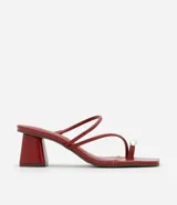 Sandalias mule rojas de material sintético con punta cuadrada, tiras finas, detalle de dedera con adorno dorado y tacón bloque mediano.