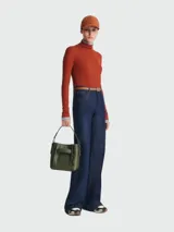 Cartera tipo crossbody de cuero en color verde oliva, con diseño estructurado, solapa frontal con detalle de logo grabado y correa ajustable.