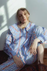 Pantalón de gabardina elastizada con estampado a cuadros y flores, corte recto y tiro alto.