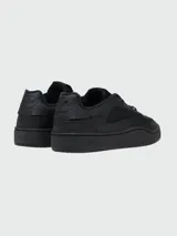 Zapatillas Diesel modelo S-Oval Skate, de diseño urbano en color crema. Presentan una silueta de perfil bajo con paneles de cuero y tejido técnico, cierre de cordones con placa metálica decorativa y etiqueta con logo en la lengüeta.