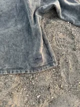 Buzo de corte semi boxy con efecto acid wash, confeccionado en algodón con felpa interior. Presenta cuello redondo, mangas largas y puños acanalados.