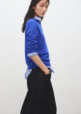 Jersey de punto fino de corte recto, color azul, con cuello redondo y manga larga.