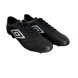Championes de fútbol Umbro Clasicc II HG, color negro con logo Umbro en blanco.