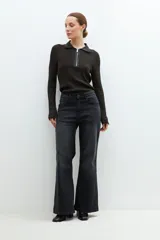 Pantalón de jean negro de corte flare.