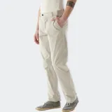 Pantalón chino color beige, de corte recto, con bolsillos laterales y traseros. Se ajusta a la cintura con cinturón de cuero marrón.