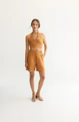Top color naranja de lino con escote halter cruzado.