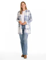 Cardigan abierto de tejido soft con estampado de cuadros en tonos azul y blanco. Presenta corte recto, mangas largas y dos bolsillos frontales aplicados.