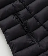 Campera puffer acolchada de corte relajado, con cuello alto, cierre frontal de cremallera y bolsillos laterales. Confeccionada en microfibra de poliamida ultraligera, resistente al agua y respirable.