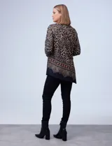 Buzo de tejido soft estampado animal print en tonos blanco, negro y gris, con ruedo asimétrico y mangas tres cuartos.