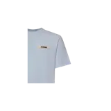 Remera de manga corta color celeste, con cuello redondo y parche con logo de la marca en el pecho.