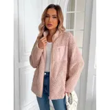 Campera de corderito color blanco, con cuello alto, cierre frontal completo y un bolsillo en el pecho con cierre.