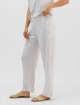 Set de pijama de tres piezas con estampado animal print sutil en tonos grises y rosados, confeccionado en tejido ultra suave y elástico. Incluye remera de manga corta con escote en V ribeteado con puntilla de encaje, un pantalón largo de corte recto y tiro medio con cintura elástica, y un short a juego.