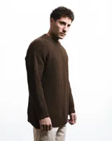 Sweater marrón de lana Corriedale sin teñir, con cuello redondo y corte holgado.