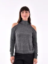 Buzo de punto gris oscuro con hilos metalizados, diseño de cuello alto y hombros descubiertos (cold shoulder), manga larga y puños y ruedo elásticos en rib.