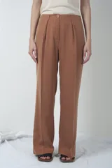 Pantalón marrón de corte recto con pinzas en la cintura.