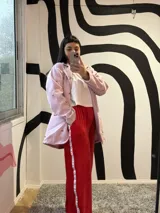 Pantalón de jogging rojo de plush con cinta lateral con el logo en color rosa.