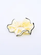 Colero color crema con borde negro.