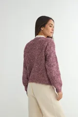 Cardigan de tejido de punto jaspeado en tonos rosados y violetas, con cuello redondo y cierre frontal de botones marrones.