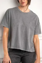 Remera de algodón peinado con efecto lavado, de corte oversize, cuello redondo y mangas cortas.