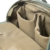 Bolso matero de diseño acolchado en color verde, con cierre doble, asas fijas y correa regulable extraíble. Cuenta con logotipo de la marca en el frente y múltiples compartimentos internos y externos.