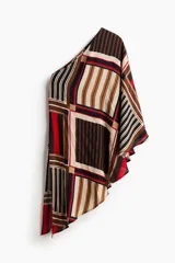 Blusa capa de un hombro en satén fluido, con diseño asimétrico y estampado geométrico en tonos marrón, negro, beige y rojo.