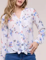 Blusa de gasa Zac & Rachel con estampado de rayas verticales en tonos rosados, amarillos y blancos. Presenta escote en V con cuello mao, cierre frontal con botones, un bolsillo aplicado en el pecho, mangas largas con presilla para regular el largo y detalle de nudo en el dobladillo inferior.