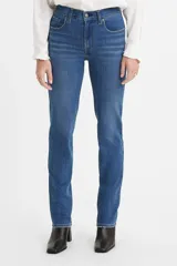 Jeans de tiro alto, ajustados en cadera y muslos, con pierna recta y cierre en la bragueta.