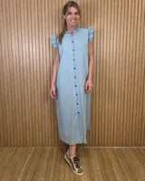 Vestido midi verde militar de rayas verticales blancas, con cuello alto con volados, mangas cortas con volados y cierre frontal completo de botones.