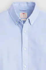 Camisa de hombre color celeste, de manga larga, con cuello abotonado y logo bordado en el pecho.