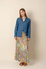 Camisa de denim azul con botones y mangas largas.