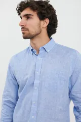 Camisa sport de manga larga con cuello buttondown, confeccionada en una mezcla de algodón y lino. Presenta un diseño clásico en color celeste con cierre frontal de botones.