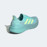 Championes de running Adidas Ultraboost 5, color verde azulado (teal) con detalles en amarillo neón. Presentan un empeine de tejido PRIMEKNIT y una mediasuela con tecnología Light BOOST V2.