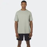 Remera de manga corta color verde claro, con cuello redondo y un pequeño logo bordado en el pecho.