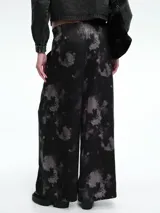 Pantalón de corte amplio y recto, confeccionado en lyocell con estampado orgánico efecto lavado en tonos beige y gris. Presenta tiro alto con cintura elastizada y bolsillos laterales.