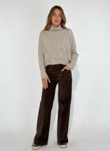 Pantalón de corte recto y tiro medio, confeccionado en pana color bordó. Presenta costuras verticales decorativas en el frente, cierre con botón y bolsillos laterales.