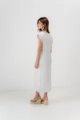 Vestido midi blanco de poliéster y spandex, corte recto y mangas cortas.