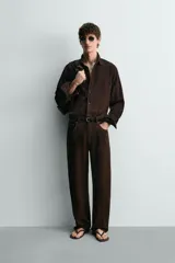 Camisa regular fit de cuero con acabado de ante, color marrón, con cuello solapa abotonada y manga larga.