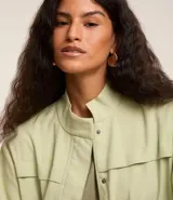 Campera bomber negra de viscosa con cierre delantero, bolsillos con solapa y pespuntes contrastantes en color blanco.