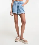 Short baggy de cintura alta confeccionado en jeans con elástico y trabillas en la cintura, cierre por botones duplos y cremallera, bolsos delanteros y bolsillos traseros además de barras dobladas.
