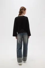 Remera de manga larga confeccionada en viscosa, con cuello redondo a la base y diseño holgado.