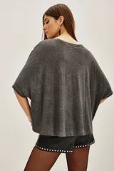 Remera de corte holgado y mangas cortas, confeccionada en tejido gris con efecto lavado. Presenta una estampa frontal con la frase 'Start Me Up' realizada en lentejuelas negras.