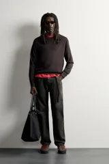 Jersey regular fit de punto tejido en hilatura de seda, de color marrón, con cuello redondo y manga larga, de la colección Aaron Levine x Zara.